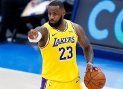 九游娱乐-NBA球员受伤潮！勇士主力中锋恐缺席季后赛，湖人老将也遭遇不测